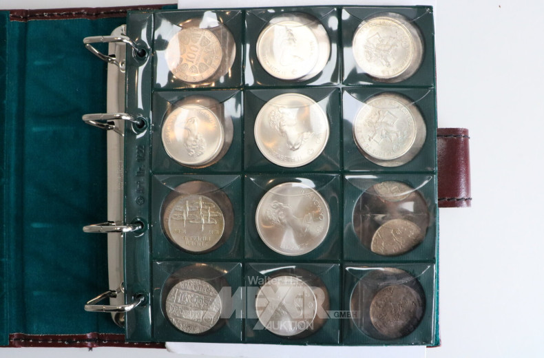 Münzalbum mit verschiedenen Silbermünzen