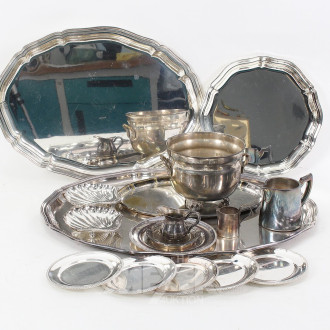 Posten div. Tabletts, Untersetzer, Überfangtopf sowie 1 kl. Milchkännchen