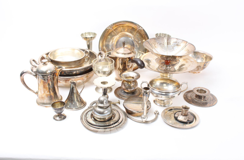 gr. Konvolut Versilbertes: Schalen, Kannen, Leuchter,Vasen, etc.