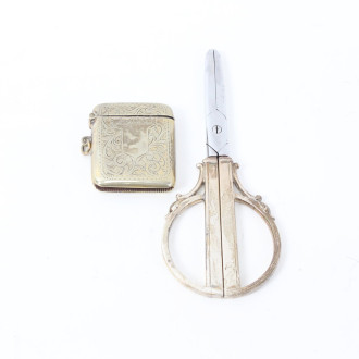 kl. Schere und 1 Streichholzschachtel, versilbert