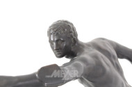 Bronzefigur 'Borghesischer Fechter' auf Marmorsockel
