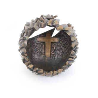 schwere Skulptur "Durchbrochene Kugel mit Kreuz"