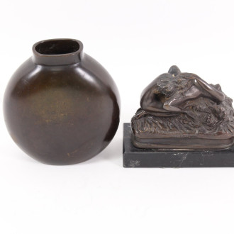 Skulptur "Erotische Szene", unleserl. sig., beschädigt sowie eine Vase Dänemark