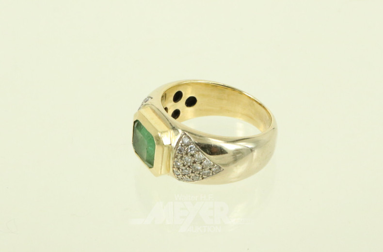 Bandring mit grünem Farbstein und 30 kl. Diamanten