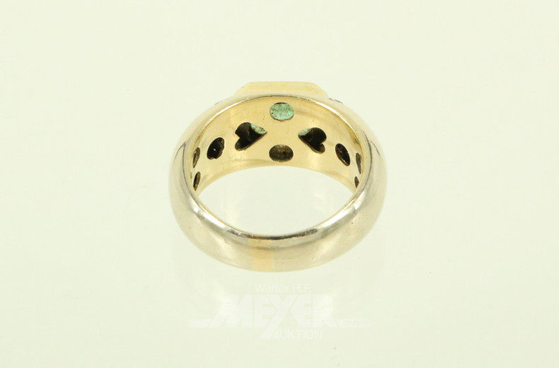 Bandring mit grünem Farbstein und 30 kl. Diamanten