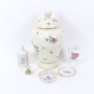 6 Teile div. Porzellan: gr. Deckeldose, Untertasse, Schalen, Döschen, Leuchter, Becher