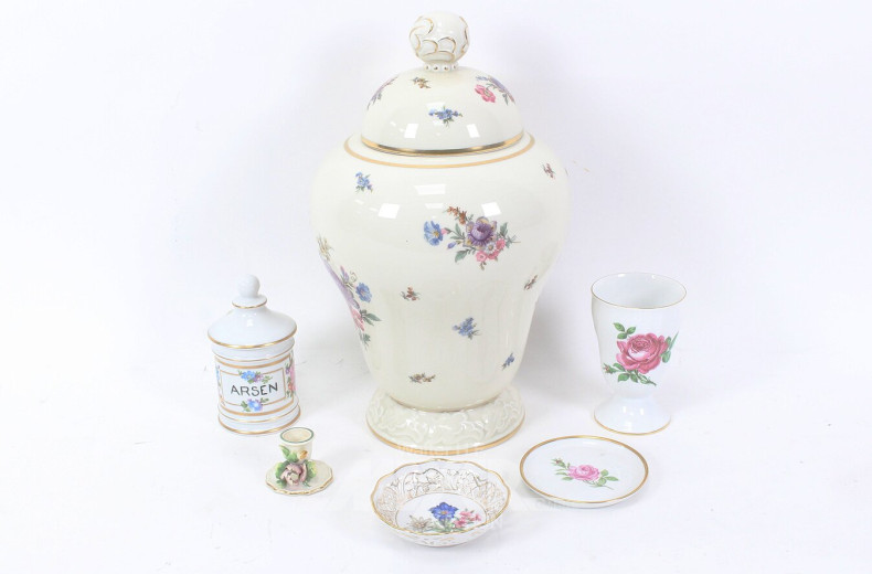 6 Teile div. Porzellan: gr. Deckeldose, Untertasse, Schalen, Döschen, Leuchter, Becher