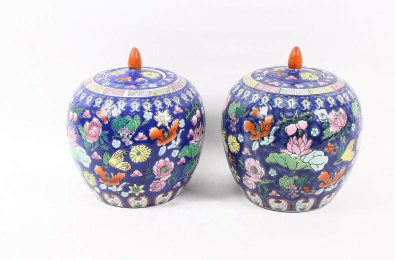 Paar Deckelvasen mit chin. Dekor