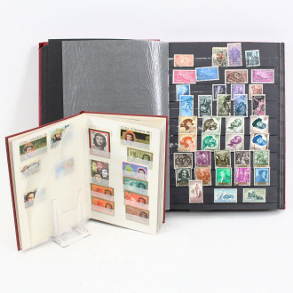 2 Einsteckalben mit Briefmarken aus aller Welt, 2. Hälfte 20. Jh.