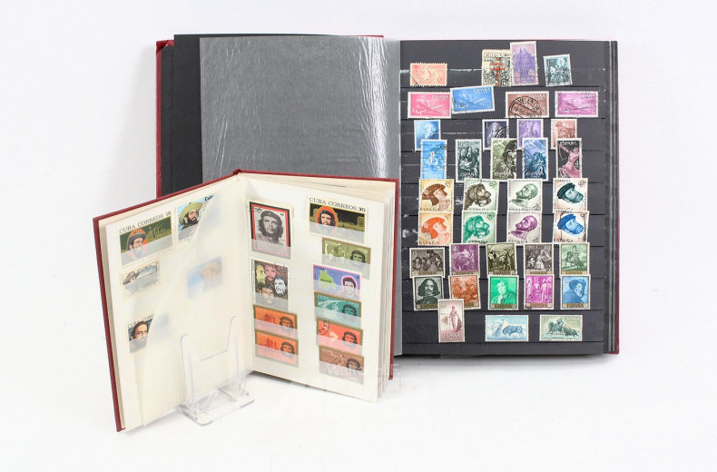 2 Einsteckalben mit Briefmarken aus aller Welt, 2. Hälfte 20. Jh.