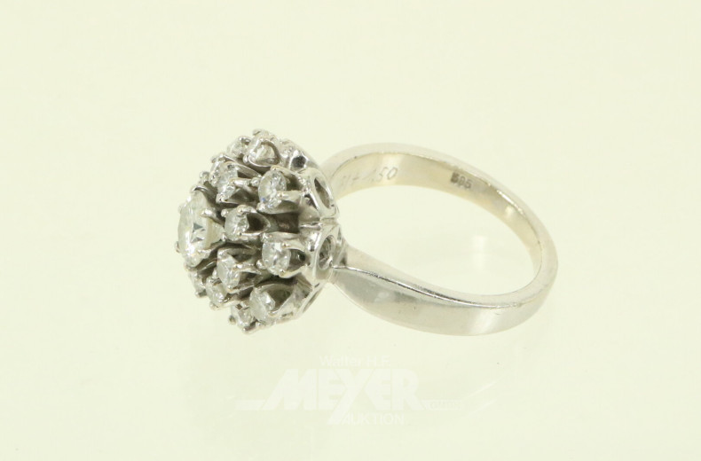 Clusterring mit 17 Brillanten von ges. ca. 2.20ct, Mittelstein ca. 0,71ct.