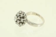 Clusterring mit 17 Brillanten von ges. ca. 2.20ct, Mittelstein ca. 0,71ct.