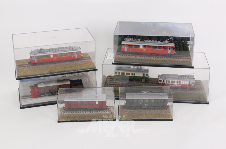 kl. Posten versch. Modell-Loks und Triebwagen in Schaukästen