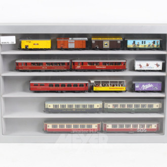 Wand-Schaukasten mit Modelleisenbahn-Wagons, ca. 14 Stück