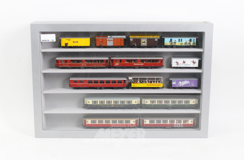 Wand-Schaukasten mit Modelleisenbahn-Wagons, ca. 14 Stück