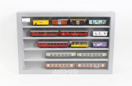 Wand-Schaukasten mit Modelleisenbahn-Wagons, ca. 14 Stück
