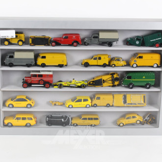 Wand-Schaukasten mit Modellautos, ca. 23 Stück, u.a. SCHUKO