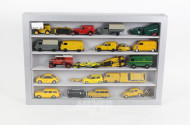 Wand-Schaukasten mit Modellautos, ca. 23 Stück, u.a. SCHUKO