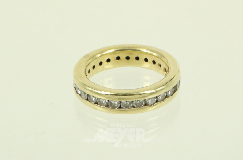 Allianzring mit 27 kl. Diamanten, zus. ca. 0,80ct.