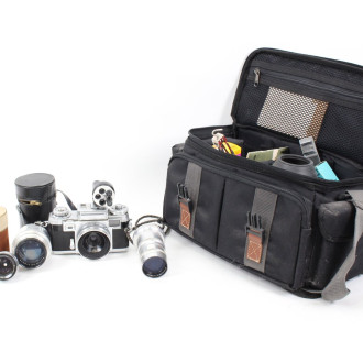 Kamera mit 3 Objektiven u. Tasche mit weiterem Zubehör