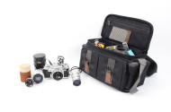 Kamera mit 3 Objektiven u. Tasche mit weiterem Zubehör