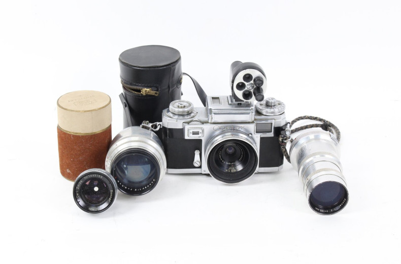 Kamera mit 3 Objektiven u. Tasche mit weiterem Zubehör