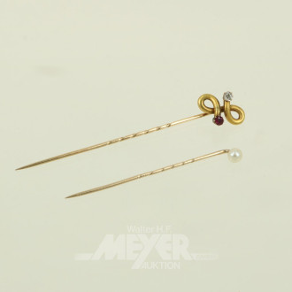 2 Anstecknadeln, besetzt mit Perle, roten und farblosen Stein