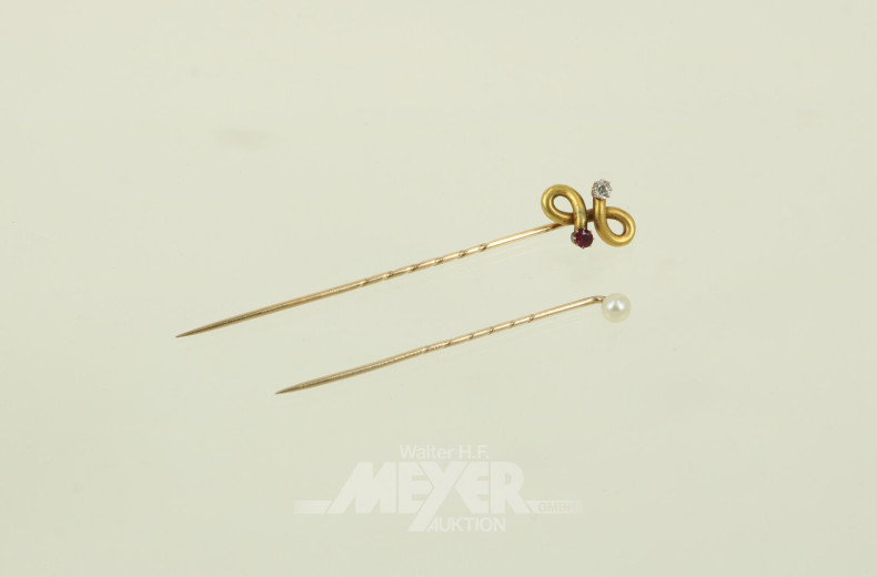 2 Anstecknadeln, besetzt mit Perle, roten und farblosen Stein