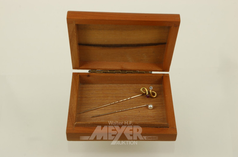 2 Anstecknadeln, besetzt mit Perle, roten und farblosen Stein