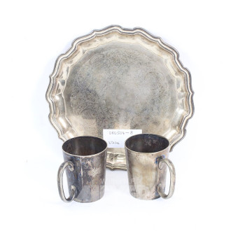 2 Henkelbecher sowie 1 kl. Tablett