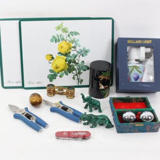 Konvolut: Openglas, Deckeldose, Dekofiguren, Schweizermesser etc.