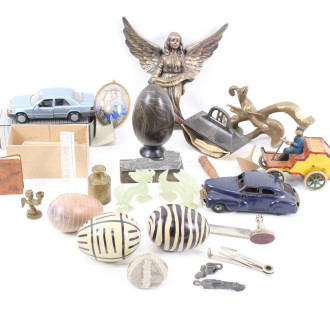 Konvolut Deko. und Aufstellgegenstände: Deko-Eier, Engel, Modellauto, etc