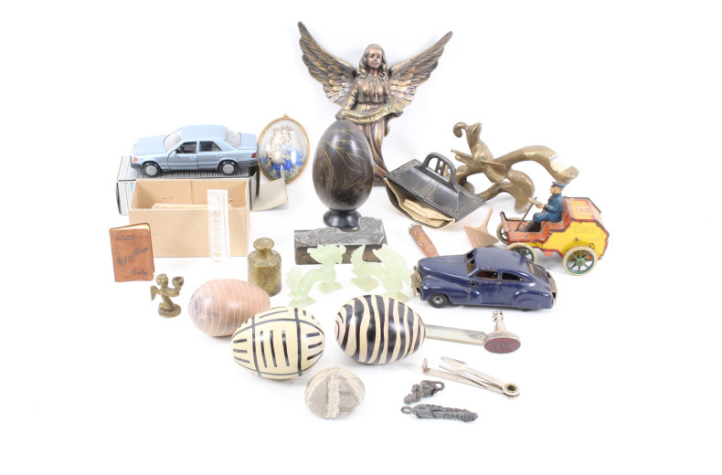 Konvolut Deko. und Aufstellgegenstände: Deko-Eier, Engel, Modellauto, etc
