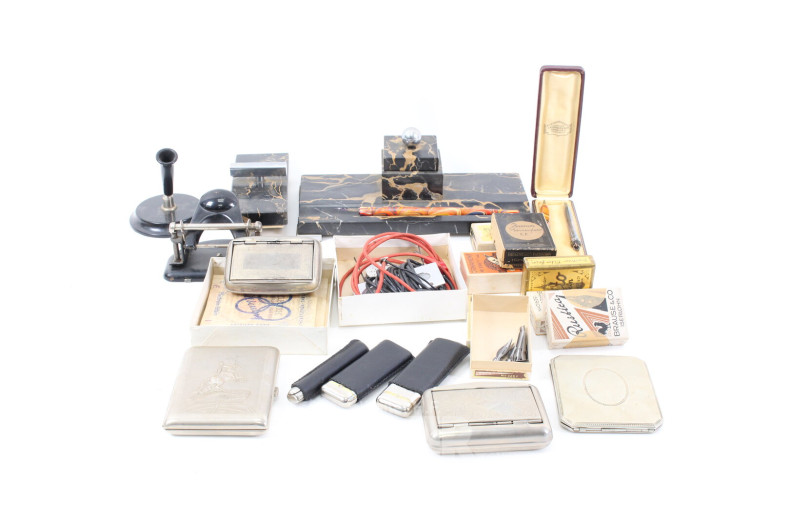 Schreibtischgarnitur, teilw. Marmor: Federschale, Tintenlöscher, Stifthalter, Locher