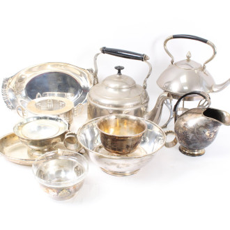 Posten Metalldekorationen und Gefäße, teilw. versilbert: Schalen, Kannen, Kessel, Platetn, etc.