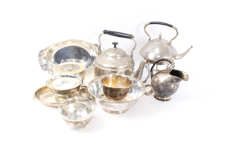 Posten Metalldekorationen und Gefäße, teilw. versilbert: Schalen, Kannen, Kessel, Platetn, etc.