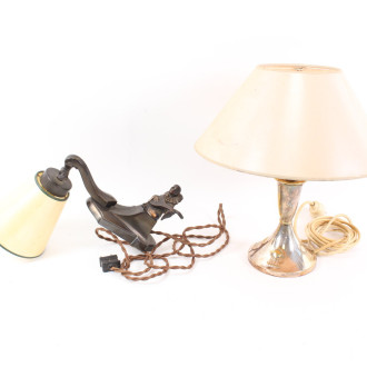 1 figürliche Wandlampe sowie eine Tischlampe, Fuß versilbert