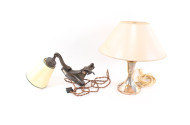 1 figürliche Wandlampe sowie eine Tischlampe, Fuß versilbert
