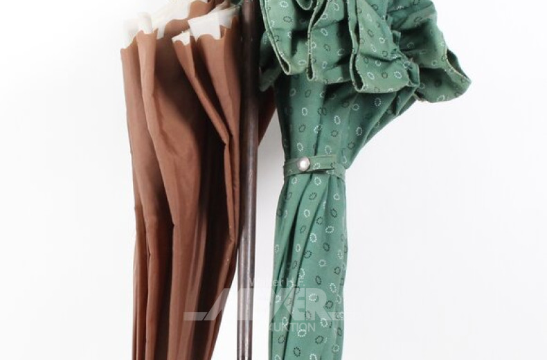 Schirmständer mit 2 Schirmen und 1 Gehstock