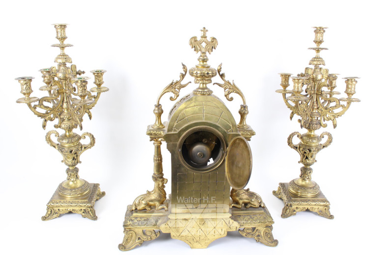 Prunk-Kaminuhr, feuervergoldet mit Paar 5-flammingen Kerzenleuchter