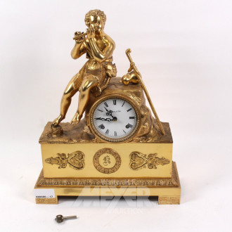 Kaminuhr mit flötenspielendem Knaben