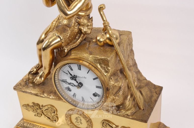 Kaminuhr mit flötenspielendem Knaben