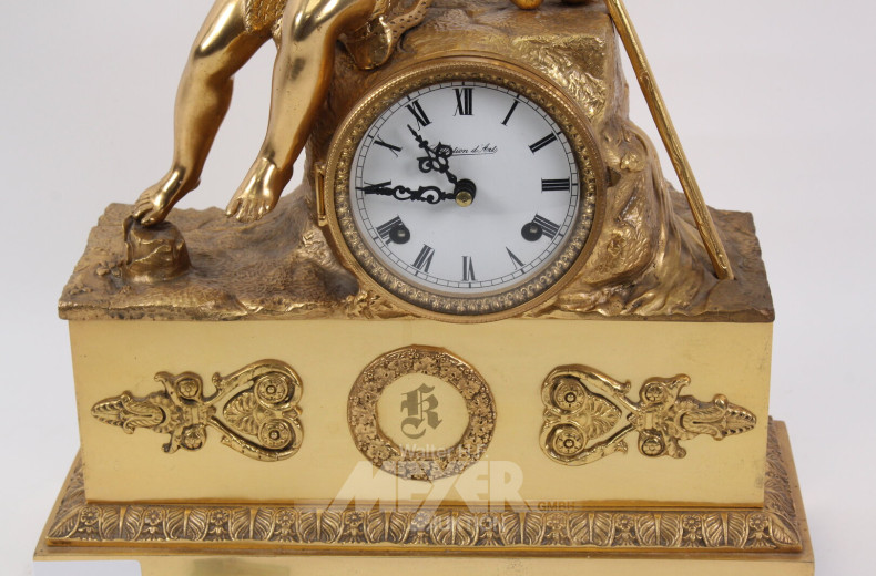 Kaminuhr mit flötenspielendem Knaben