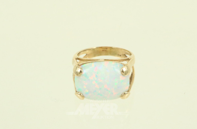 Ring mit weißem Opalcabochon