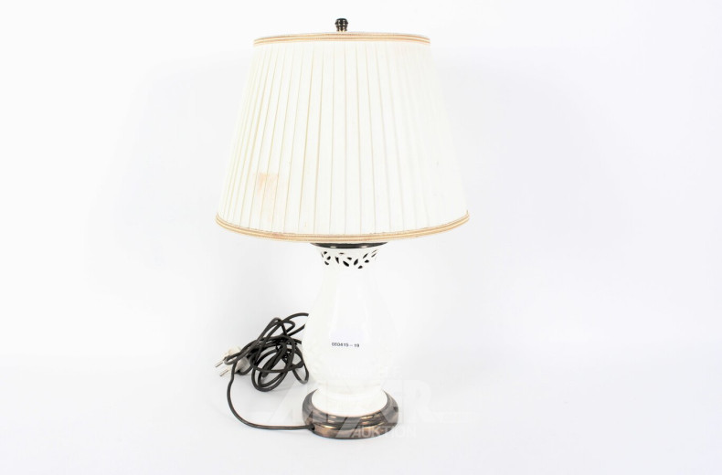 Tischlampe mit Porzellanfuß und cremefarbenen Lampenschirm