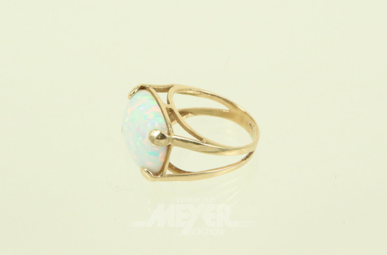Ring mit weißem Opalcabochon