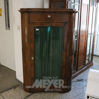 Eckschrank mit Vitrinentür und Vorhang