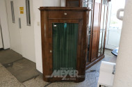 Eckschrank mit Vitrinentür und Vorhang