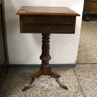 kl. Nähtisch mit Säulenfuß