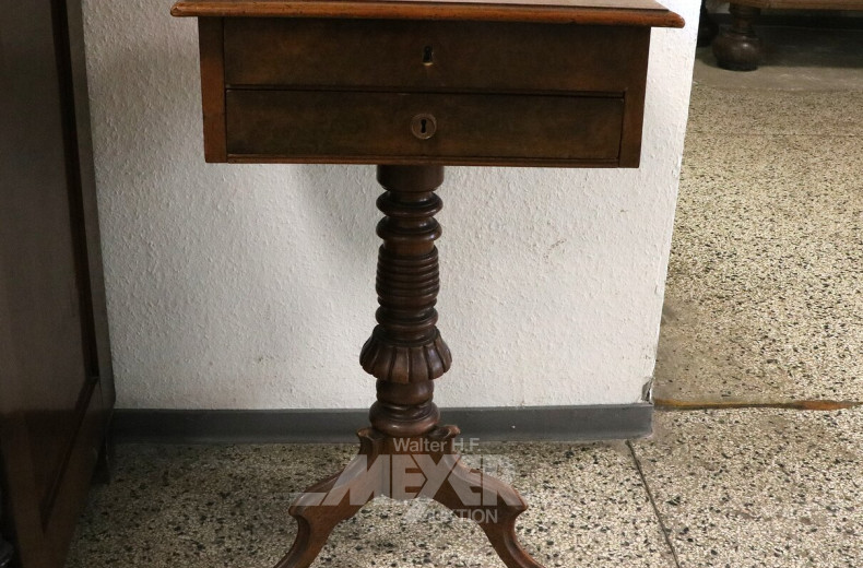 kl. Nähtisch mit Säulenfuß